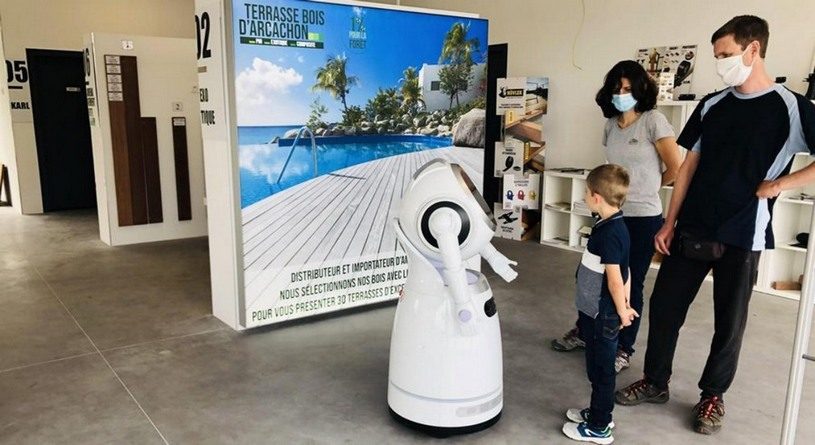 le robot d’accueil cruzr gère seul un showroom de terrasses