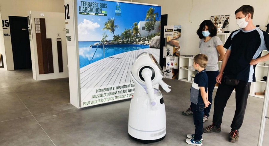 Le robot d’accueil Cruzr gère seul un showroom de terrasses DECKiBOIS 24/7