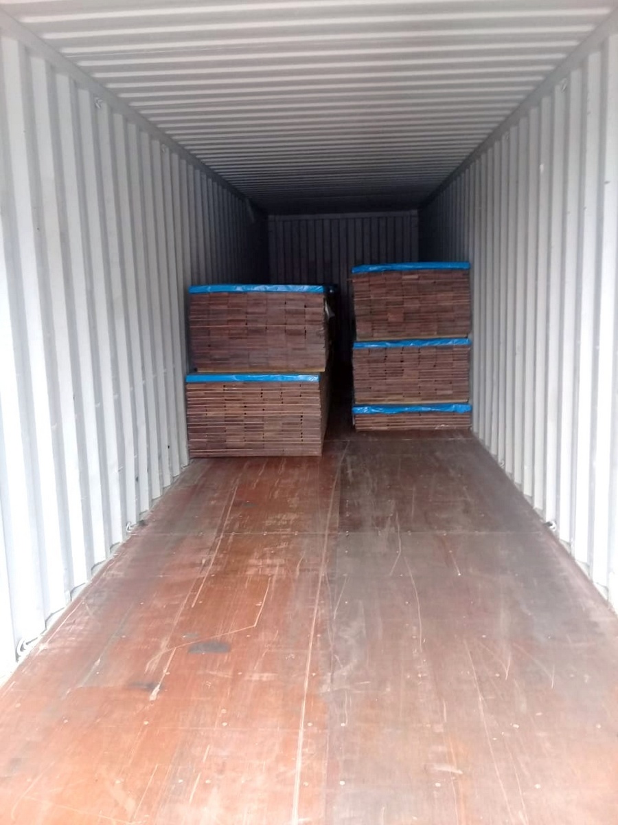 les containers de cumaru de eurodek rangement dans le container