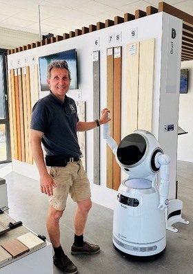 Le robot d’accueil Cruzr gère seul un showroom de terrasses 24/7