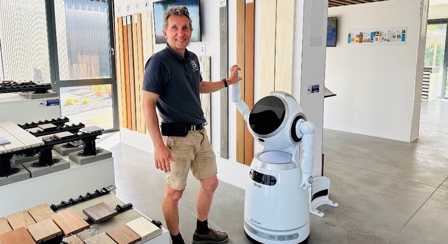 David-SONNIER-et-son-stagiaire-le-robot-Decki- article dans la Dépêche du Bassin