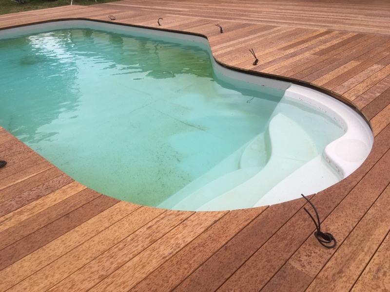 Bordeaux Bois de terrasse en ipé du Brésil 21 x 145mm découpé à la scie sauteuse autour d’une piscine en forme arrondie