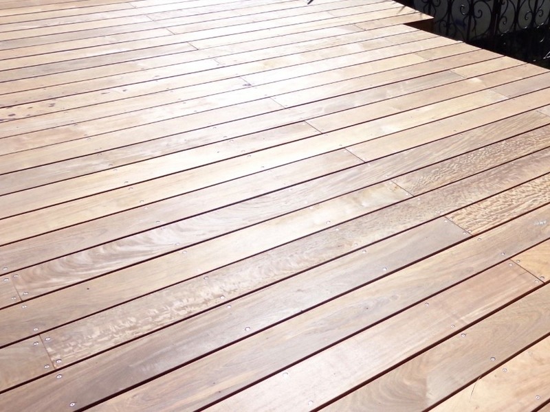 DECKiBOIS Terrasse en bois exotique ipé 21 x 145 ou les joints de pose sont alignés