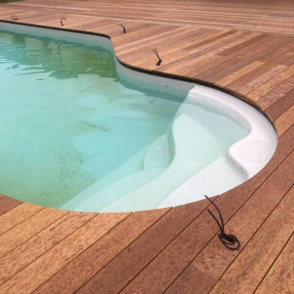 DECKiBOIS Bois de terrasse en ipé du Brésil 21 x 145mm découpé à la scie sauteuse autour d’une piscine en forme arrondie