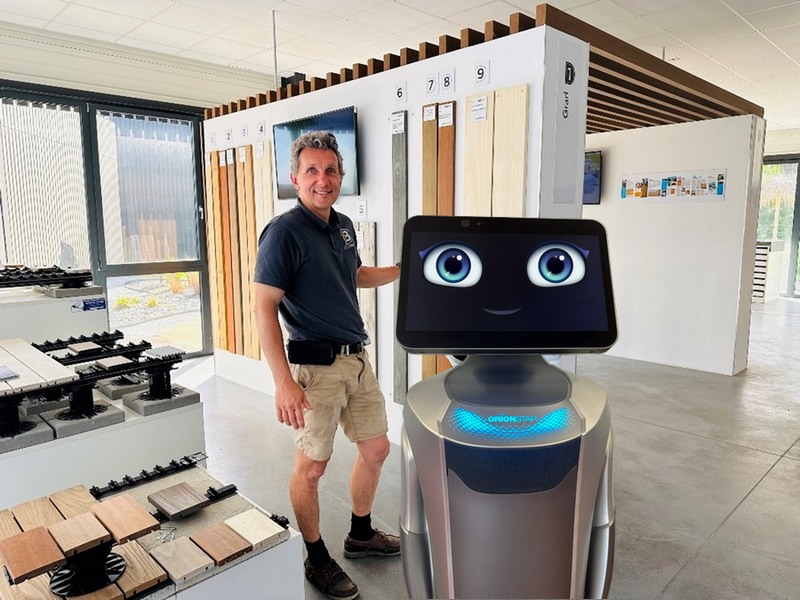 David Sonnier et son stagiaire le robot DECKI David Sonnier et son stagiaire le robot DECKI