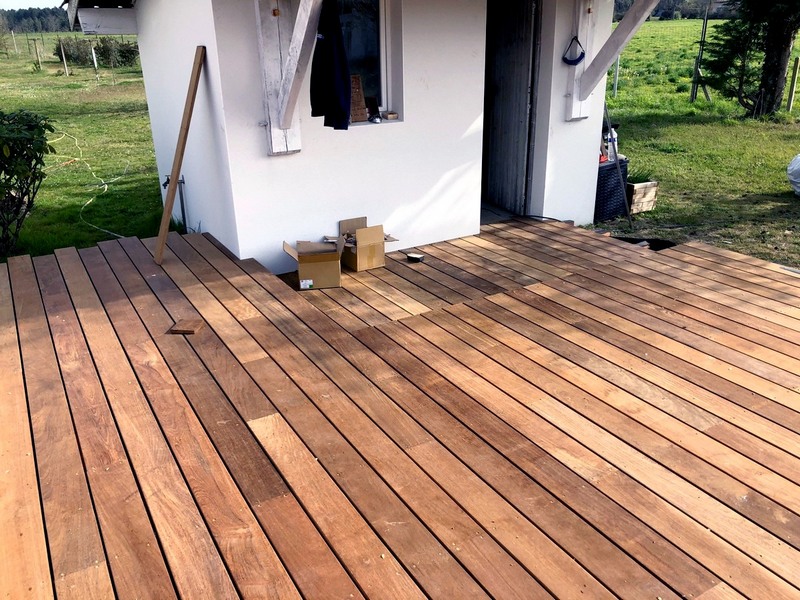 Marcheprime terrasse en bois exotique ipé posée avec un joint aléatoire
