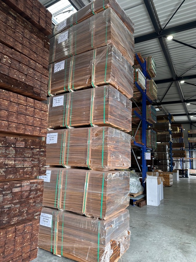 Arrivage exceptionnel : 1 000 m² de lames de terrasse en Ipé (Brésil) – section 21 × 145 mm Ipé premium immédiatement disponible chez DECKiBOIS